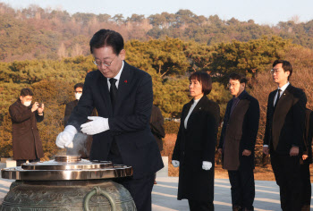 `정면돌파` 선포한 이재명, 새해 첫 행보는 `내부 결속`