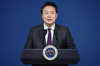 尹 "올해 부동산 규제 속도감 있게 풀 것"…연착륙 유도
