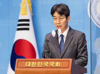 尹, 이재명에 신년회 `이메일` 통보…윤건영 "초청하고 싶지 않았나"