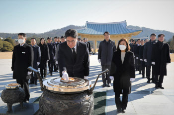 윤태식 관세청장 대전현충원 참배 “경제활력·국민안전 최선”