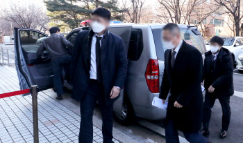 '주가조작' 코로나 진단키트 업체 임원 3명 구속…"도망 우려"