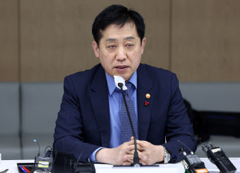 국민은행 탄력점포 찾은 김주현 "은행 영업시간도 정상 복원해야"