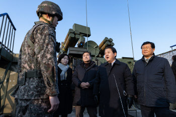 신구 권력 `北 무인기` 공방 속 수방사 찾은 野…"尹 새빨간 거짓말"