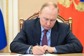 푸틴 "우크라 내 점령지역 러시아 땅 인정해야 휴전 대화"