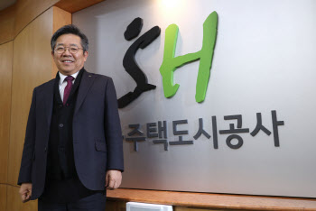 "'타워팰리스' 같은 공공주택 지어 시세의 반값 이하로 분양할 것"