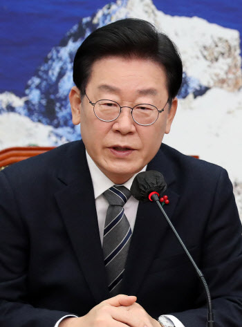 이재명 "尹, 뻔뻔하고 대책없는 `번데기 정권`…국민도 기막혀"