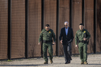 바이든, 취임 후 2년만에 첫 멕시코 국경 방문