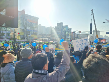 이재명 출석에 '전쟁터' 된 수원지검 성남지청, 물리적 충돌은 없어(종합)