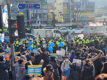 이재명 출석, 맞불집회로 전쟁터 된 수원지검 성남지청