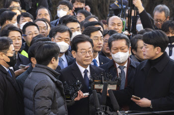 12시간 檢조사 마친 이재명 "결국 법정서 진실 가려질 것"(상보)