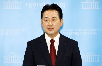 與 “이재명 검찰 출정식, 권력의 신기루 쫓아온 것”