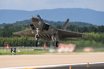 한국형전투기 KF-21, 첫 초음속 비행 성공…기체 안정성 확인