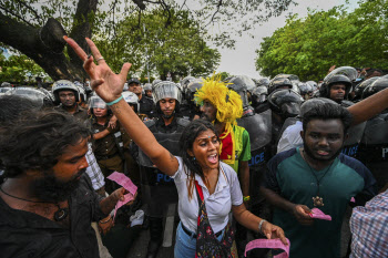 '국가부도 위기' 스리랑카, 중국·인도에 부채 경감 호소