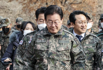 이재명, 소환 조사 앞두고 軍 방문…지도부는 檢 비판