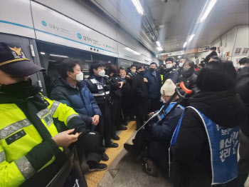 전장연, 오후에도 지하철 시위 재개…삼각지역서 대치 중