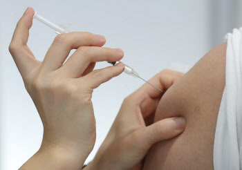 美FDA, 코로나 백신 '독감처럼' 매년 1~2회 접종 제안