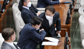 ‘성관계는 부부만’ 조례안에 서울교육청 vs 국민의힘 갈등