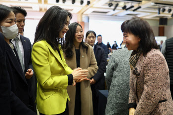 ‘한국수어의 날’ 참석한 김건희 여사 “제가 손 잡아드리겠다”