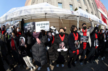 이재명 "평범한 유족 투사 만드는 尹정권, 끝까지 함께 싸울 것"