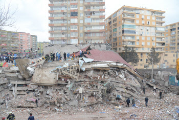 대지진 덮친 튀르키예…전세계 45개국 구호 손길