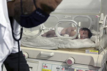 시리아 붕괴 건물서 구조된 신생아…“타박상 있지만 건강 양호”