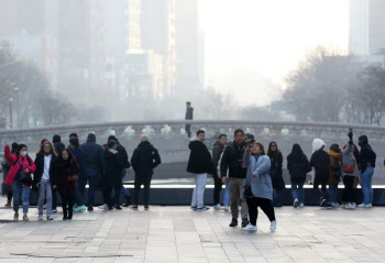 오전까지 전국 눈·비…미세먼지 물러가 하늘 '깨끗'