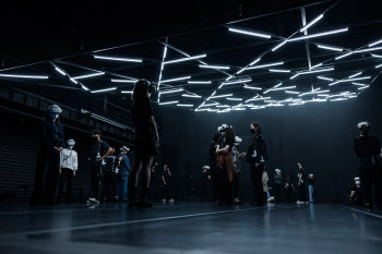 극장 무대와 VR 속 가상공간, 현대무용이 되다