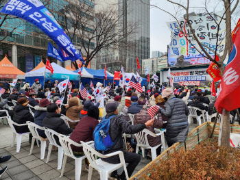 ‘촛불’과 ‘태극기’…주말마다 진보vs보수 ‘집회 신경전’