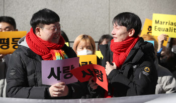 "소수자 차별은 평등 원칙 위배"…法, 동성부부 건보 피부양자 자격 인정(종합)