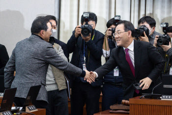 법안심사는 뒷전…국회 운영위, `김건희·천공` 여야 격돌