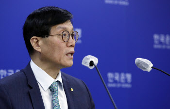 이창용 "긴축 기조 상당기간 이어나갈 것…불확실성 점검해 인상 판단"(상보)