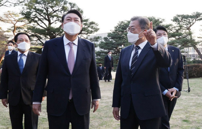 300조 썼는데 세계최저 출산율..여야는 文·尹 책임공방