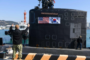 미 해군 핵 잠수함 부산 입항 공개..대북 경고