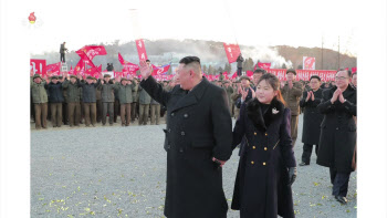 김정은, 딸 주애 후계자 내정?…軍 행사 뿐 아니라 경제 현장 동행