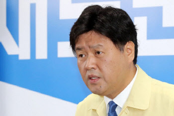 김용 측 "검찰, 투망식 기소했다"…첫 재판서 혐의 모두 부인