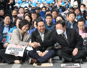 `5번째` 측근 죽음에 궁지 몰린 이재명…안팎서 `책임론` 분출