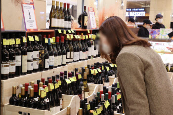 소주·맥주값 뛰는데…와인 가격만 떨어지는 이유는