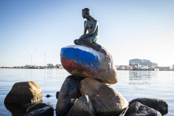 덴마크 명물 인어공주 동상에…‘러시아 국기’ 페인트칠 테러