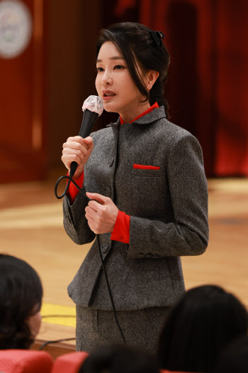 "김건희 여사에 꽃길 깔아준 검찰"...들끓는 野, 이재명은 '침묵'