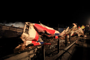 슬픔 빠진 그리스…열차 충돌 사고 사망자 36명으로 늘어
