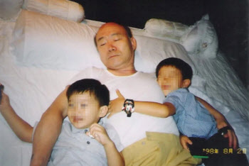 전두환 손자 “할아버지는 학살자…가족들 범죄행각 밝힌다”