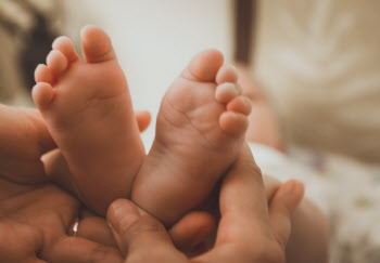 산모 잠적 후 아이 데려가려다 적발…“금전거래 있었다면 아동매매”