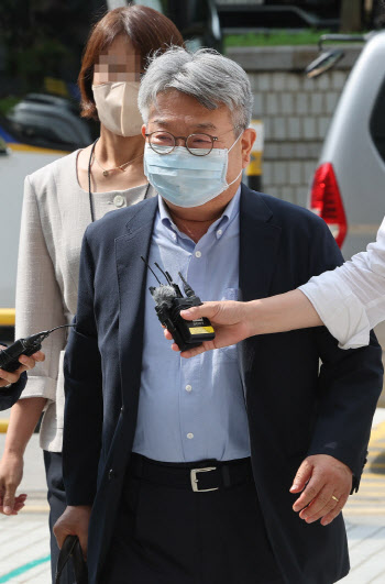 '변호사법 위반' 민유성 前산업은행장, 첫 재판서 혐의 부인