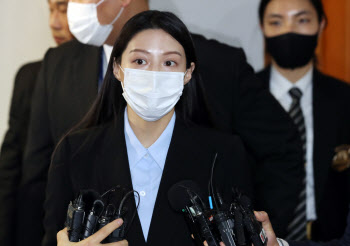 조민, 부산대 입학취소 재판 첫 출석…“성실히 임할 것”