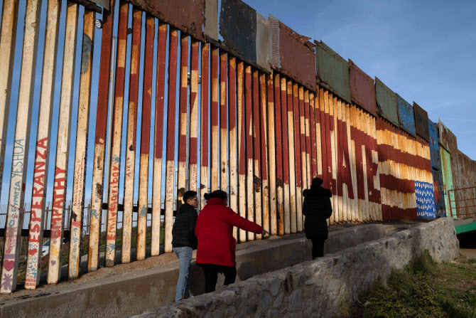 미국과 멕시코 국경을 웃게 만든 핑크색 시소