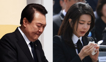 울먹인 尹, 눈물 훔친 김건희 여사...서해용사 55명 '롤콜'