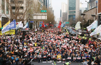 25일 '尹 정권 맞서 투쟁' 서울 도심 곳곳 대규모 집회…교통 정체도 (종합)