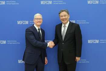 애플 CEO, 中상무장관과 만나 공급망 논의…‘광폭 행보’