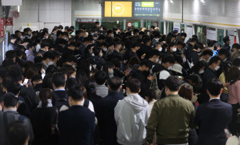 '콩나물 시루' 수도권 전철…9호선·김포라인 열차 추가 투입