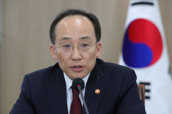 추경호 “여행자휴대품신고 작성·제출 의무, 5월부터 폐지”